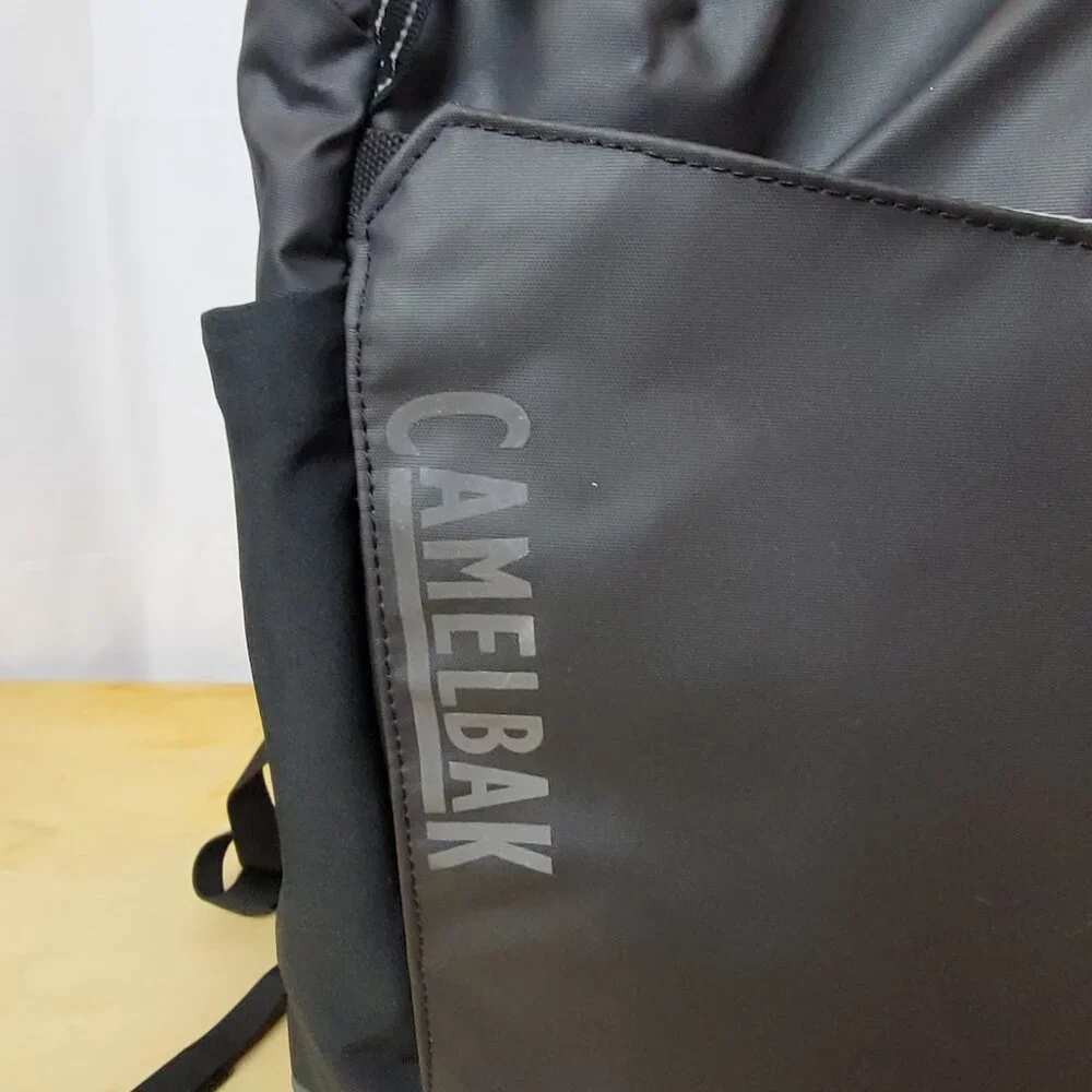 Camelbak missing zippers